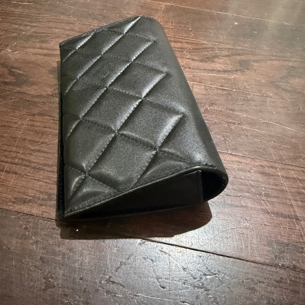 CHANEL: QUILTED LEATHER SUNGLASSES CASE — BLACK - Picture 4 of 7